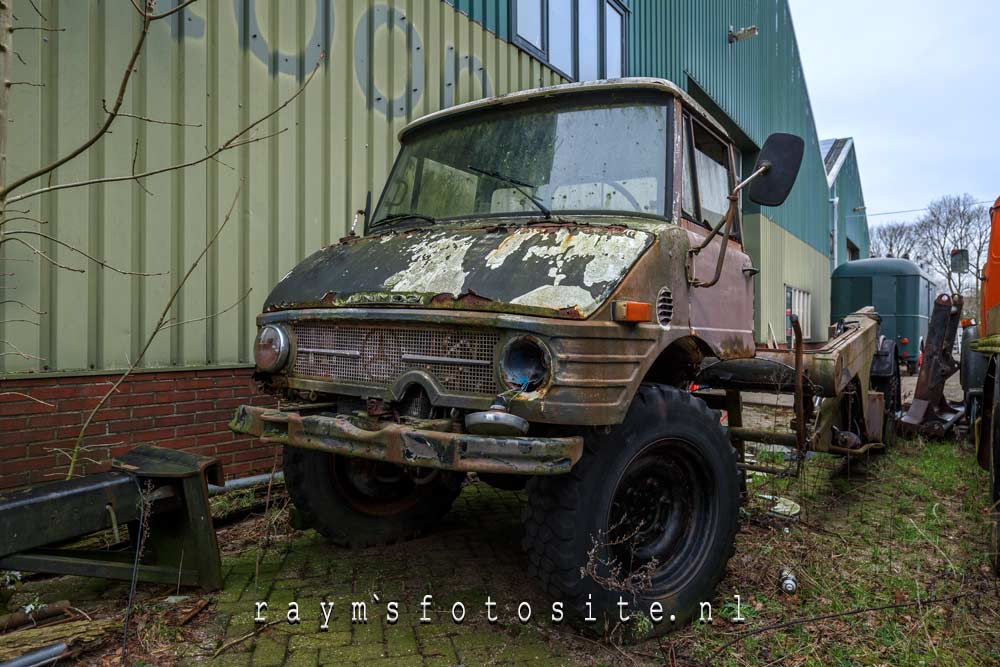 Tevens staat er een oude Mercedes truck.