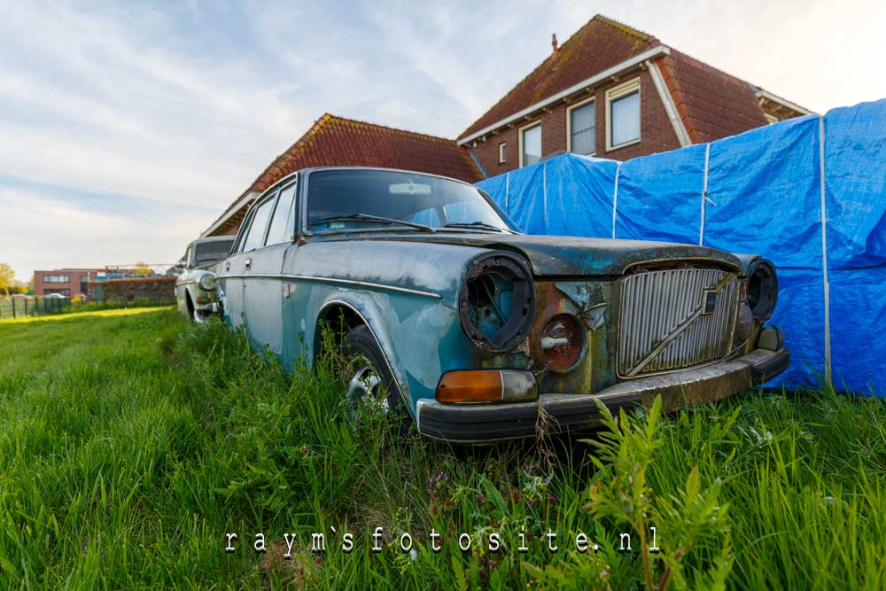 Oude Volvo, als ik het zo even goed zie.