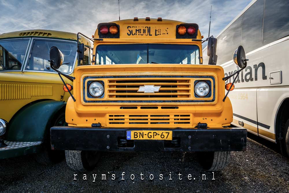 Wederom een schoolbus. Een Chvrolet aan het merk te zien.
