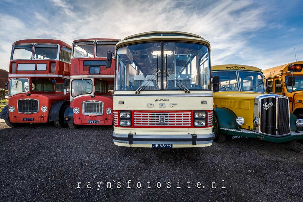 Car club urbex Nederland. Prachtige oude voertuigen.