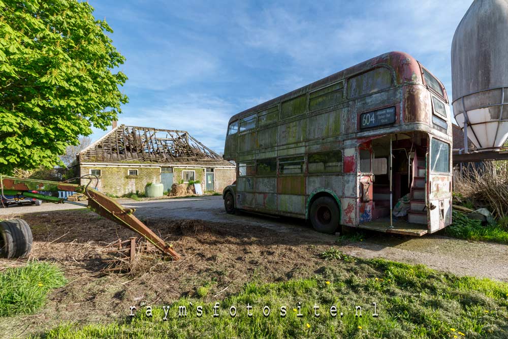 Deze dubbeldekker bus staat op een andere plek in dezelfde gemeente.