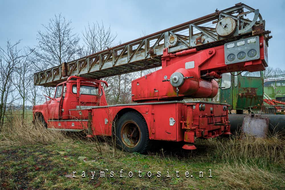 Verlaten brandweerauto in Nederland.