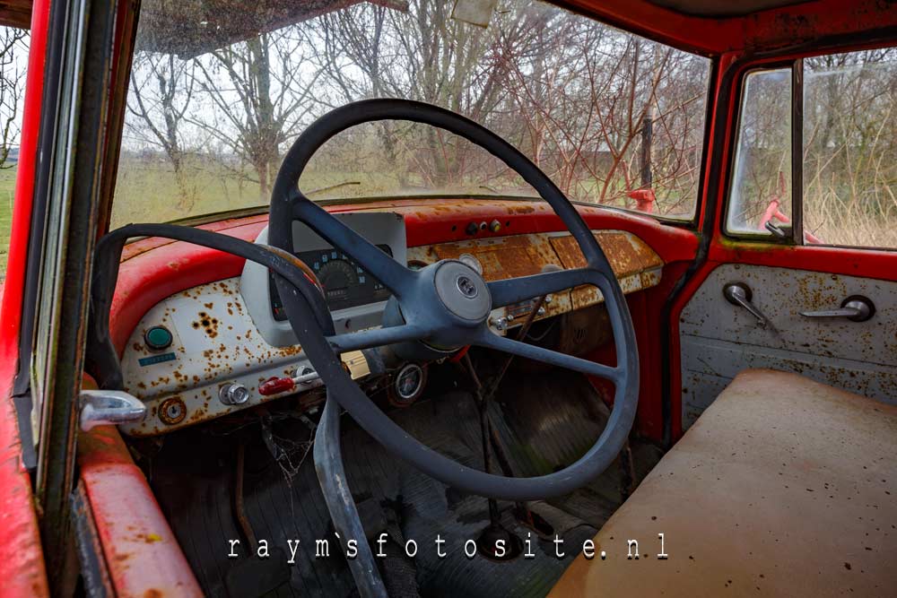 Mooi al die oude auto`s, en dat in Nederland.