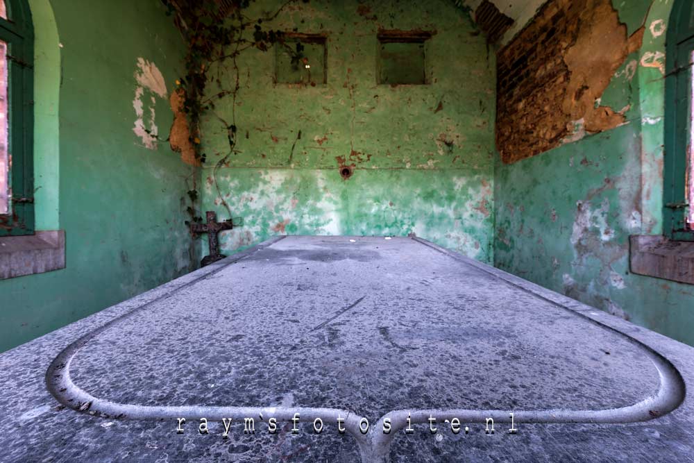 Urbex in België. De betonnen tafel van een verlaten morgue in België.