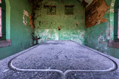 Cemetery S lijkenhuisje. Een vervallen lijkenhuisje / morgue in België.