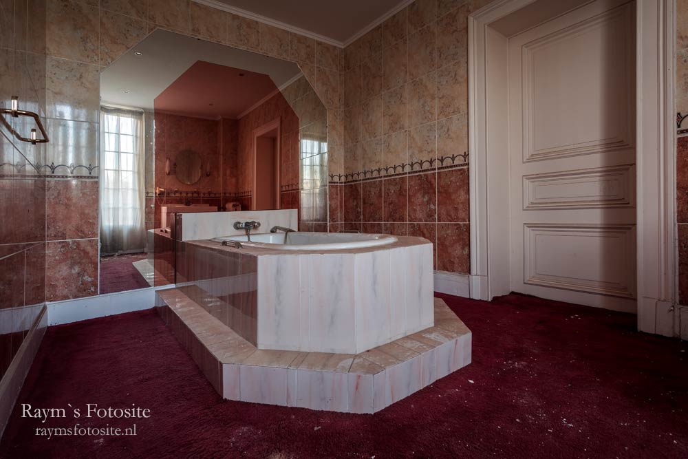 Chateau Cinderella. Nog maar een foto van wederom een prachtige badkamer in dit vervallen kasteel.