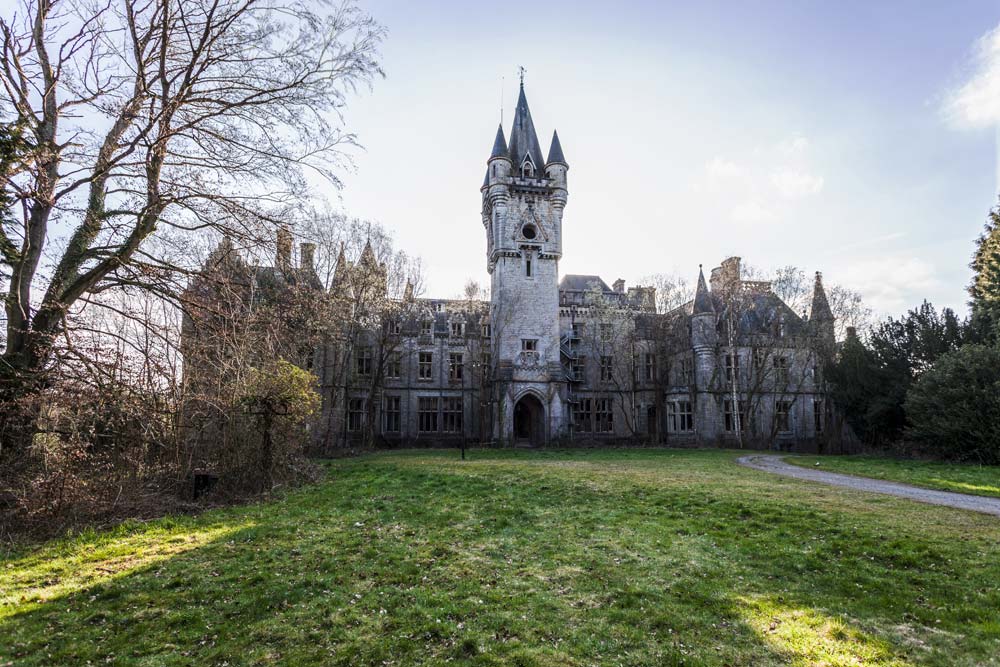 Château de Noisy / Chateau Miranda. Een geweldig verlaten kasteel in België in neogotische stijl.