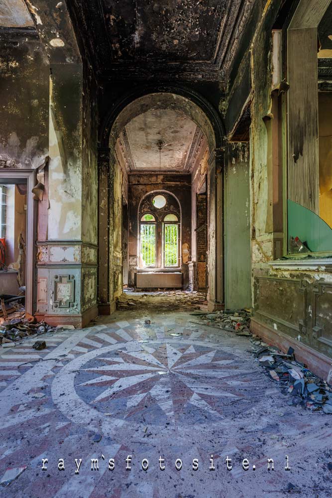 Chateau des Lustres geeft men dit kasteel ook wel als naam.
