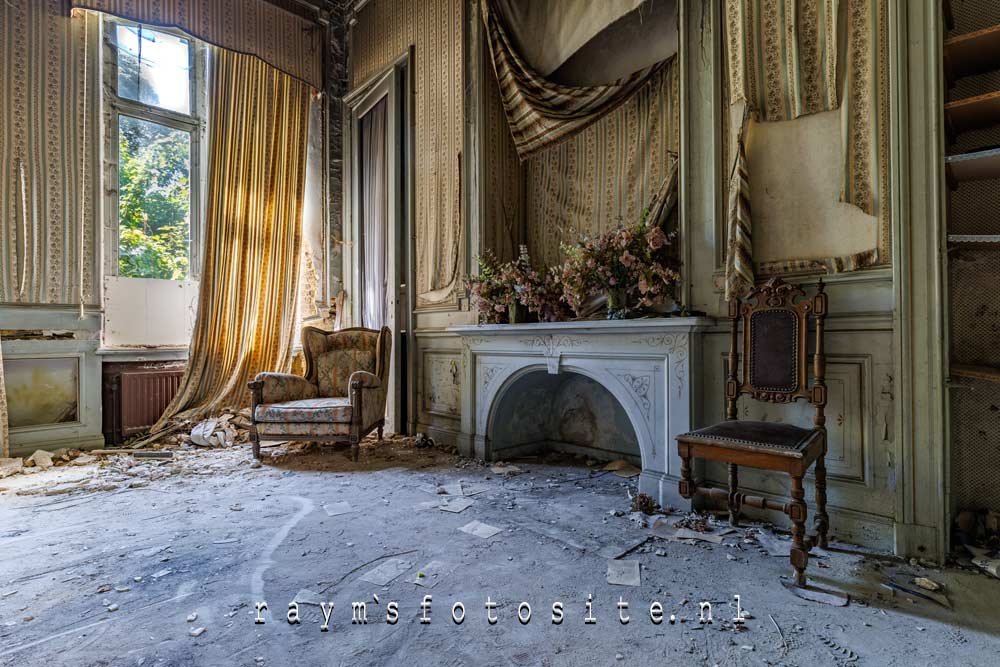 Urbex in België. Een prachtige schouw in het kasteel.