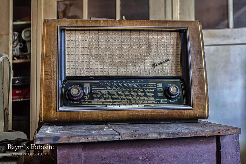 Chateau Hohner. Er staan meerdere van dit soort oude radio`s in het huis, geweldig!