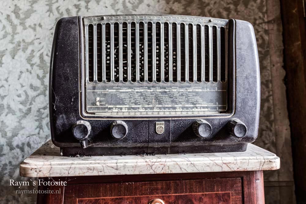 Er staan meerdere van dit soort oude radio`s in het huis, geweldig!