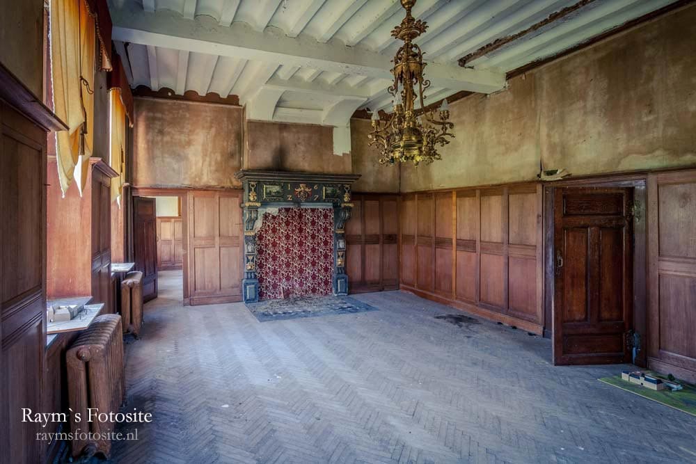 Chateau Lowenherz. Ook veel lege ruimtes, maar dan wel met prachtige open haarden.