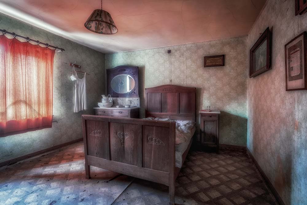 En nog zo`n heerlijke oude slaapkamer in dit verlaten huisje
