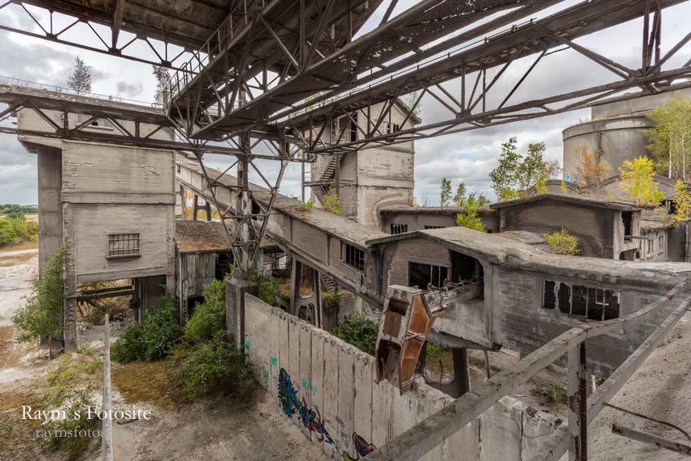 Urbexlocatie Cimenterie des Gattes. Hoe lang zal deze verlaten cementfabriek er in Frankrijk al zo bij staan?