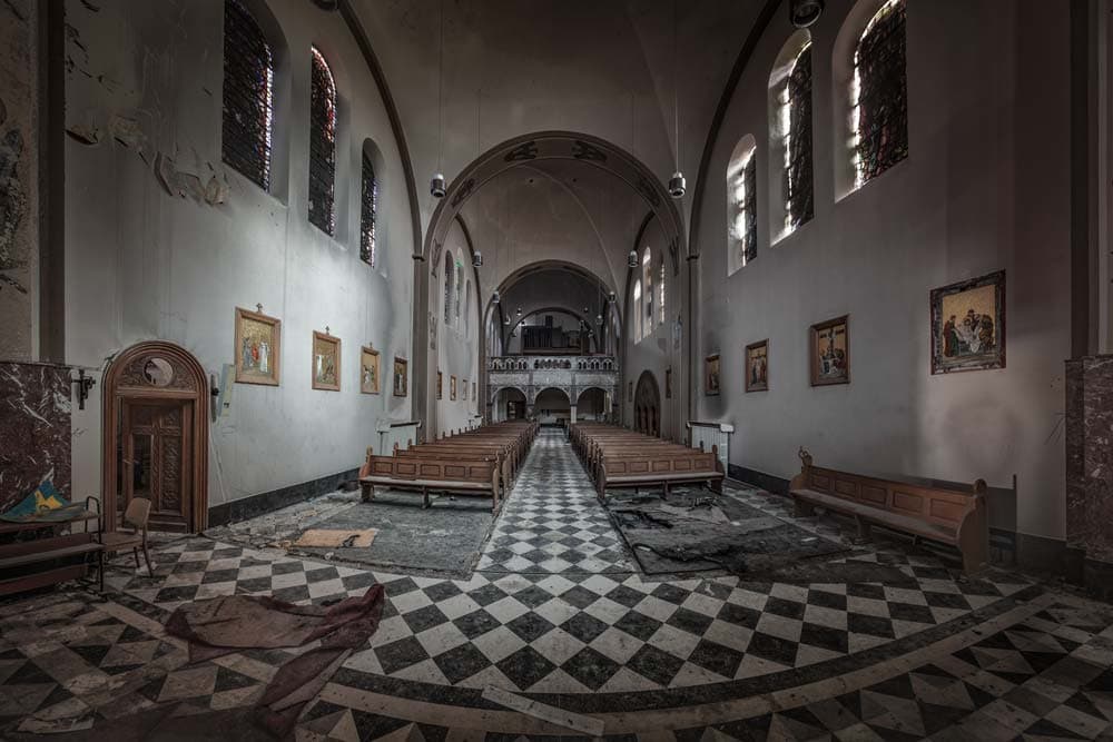 Dark Church. Urbex in Nederland. Een oude vervallen kerk in Nederland. Wel ontzettend donker.