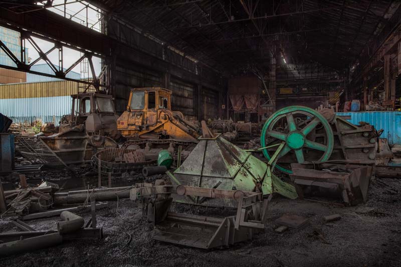 Depot de Sable / Collapsed Factory urbex. Een locatie met allemaal verlaten voertuigen en heel veel bodemverontreiniging.