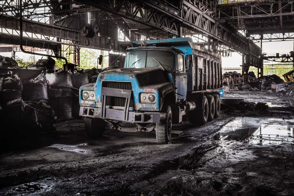 Depot de Sable / Collapsed Factory urbex. Een achtergebleven vrachtwagen op dit zwaar verontreinigde terrein.