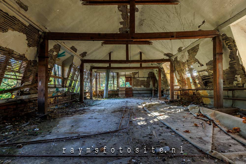 Descente aux Enfers, urbex België. Boven was het leeg, maar wel flink vervallen.