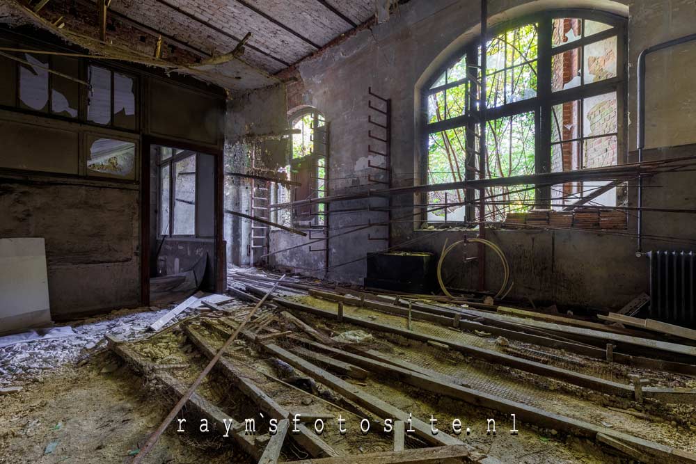 Descente aux Enfers, urbex België.</p>
<p>Boven was het leeg, maar wel flink vervallen.