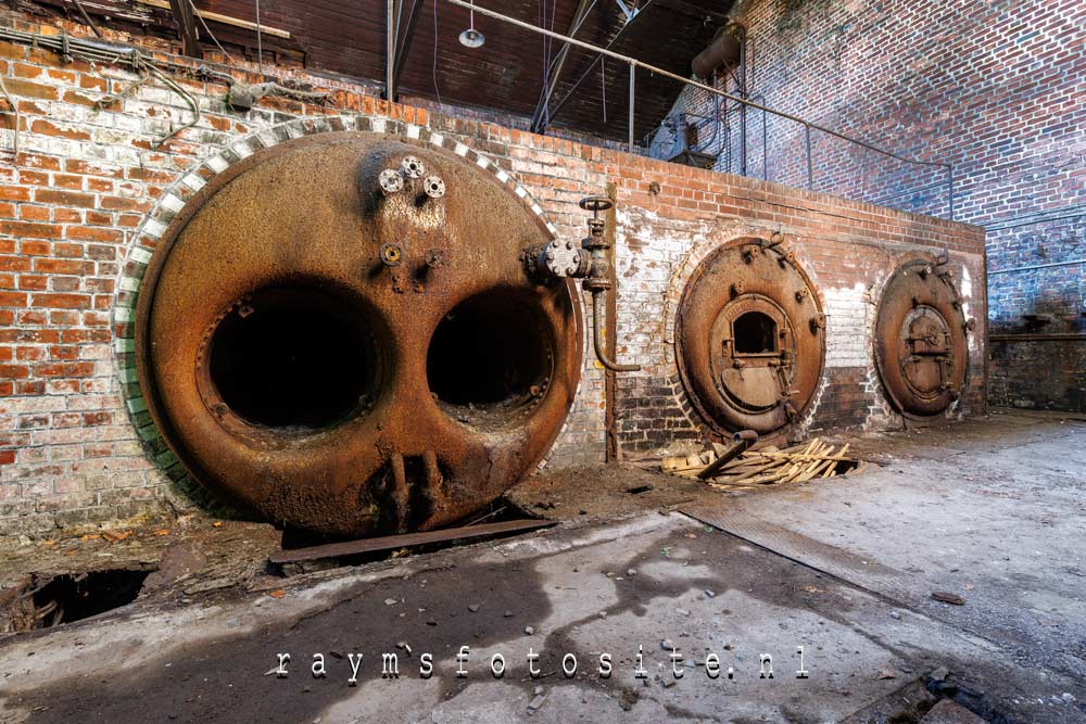 3 prachtige ovens op een rij, in dit verlaten gebouw.