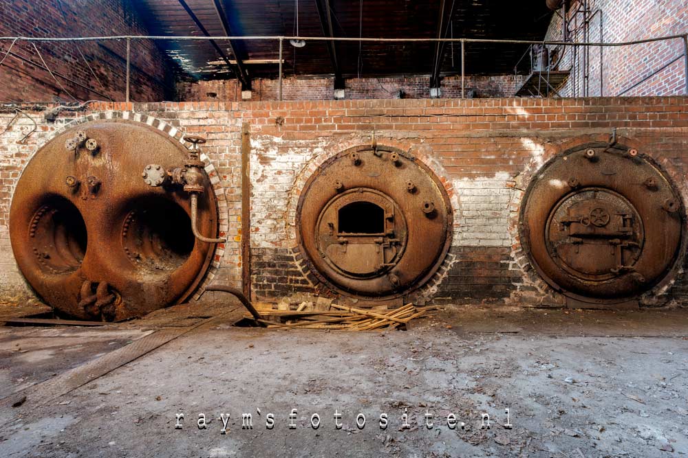 Prachtig! 3 oude ovens op een rij in dit verlaten pand.