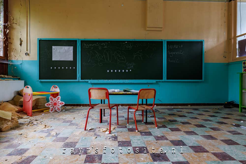 Ecole Communale, Een beetje langs de rommel fotograferen is het hier wel.