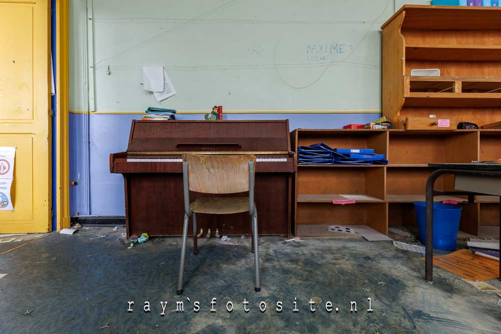 Leuk, een piano in deze verlaten oude school.