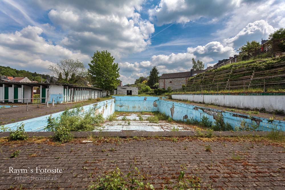 Verlaten zwembad in België.