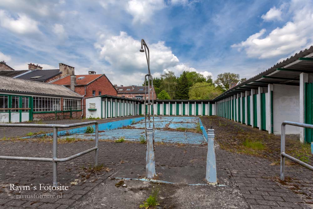 Een vervallen en verlaten zwembad in een grote stad in België.