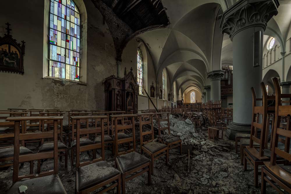 Urbex Eglise aux Mille Arches. Deze kerk in België is verlaten sinds 2012.