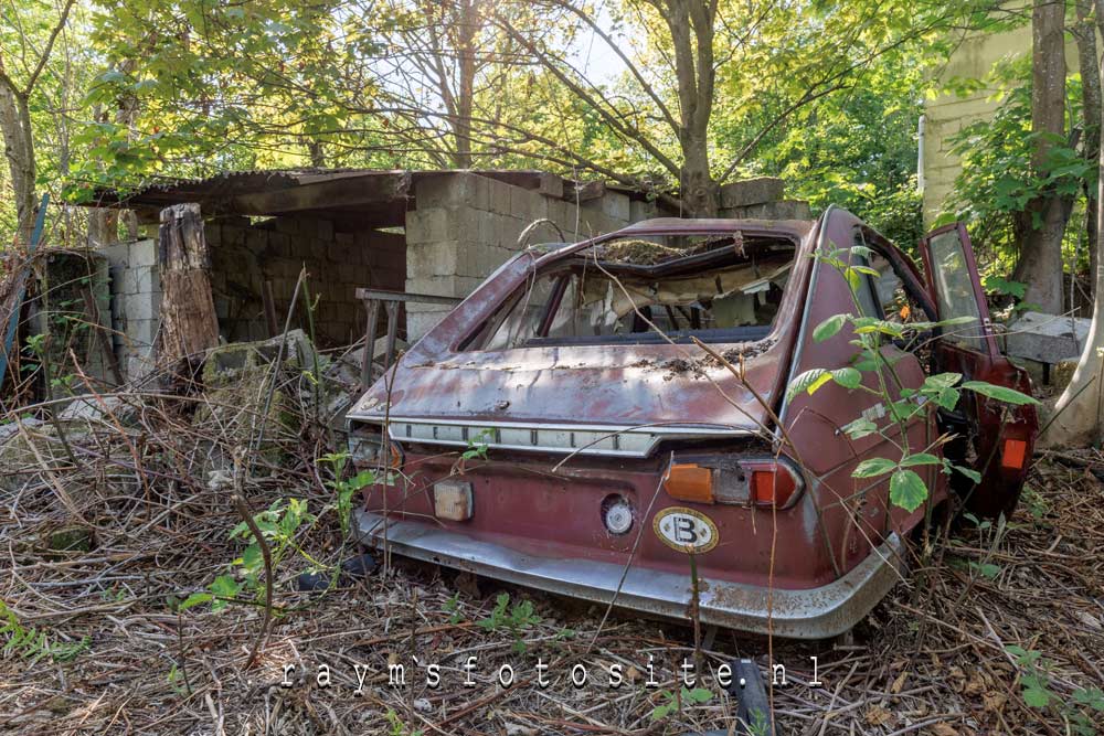 Belgie urbex, oude verlaten auto`s op een vergeten locatie.