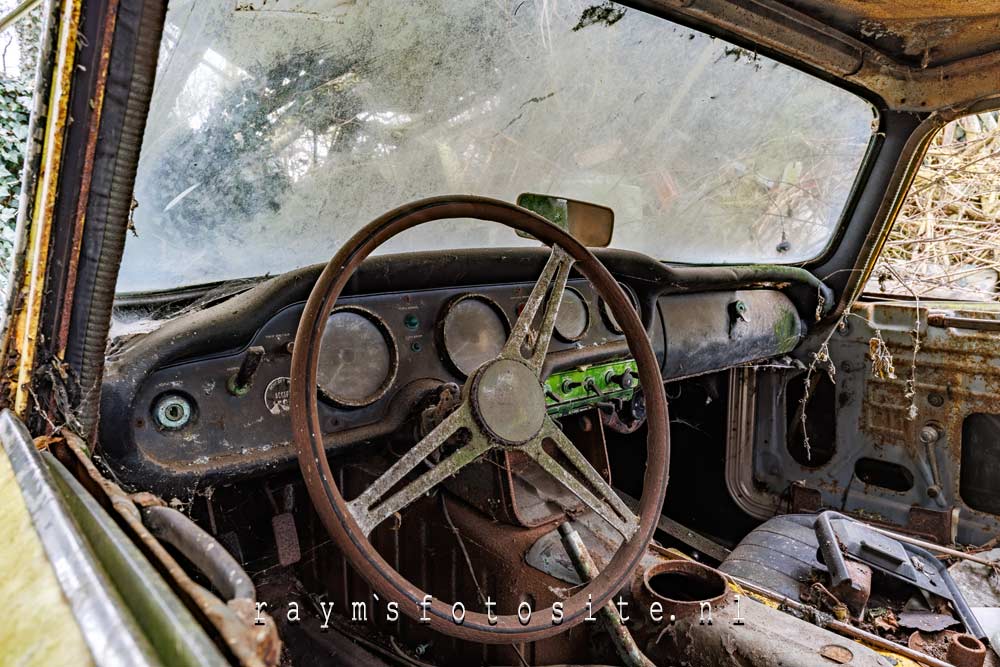 Binnenkant van de Honda s800 Coupé op deze urbexlocatie.