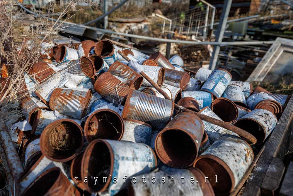 Urbex in België. Er lagen ook veel andere dingen in deze verlaten kassen.