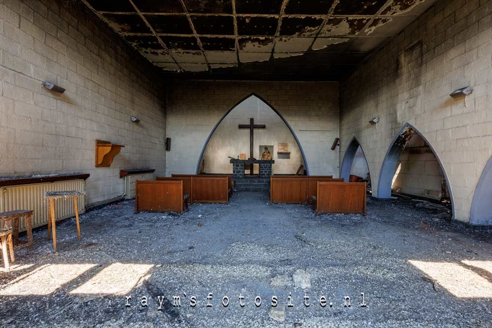 Eyes burned Church. Hier zie je goed dat er brand geweest is.
