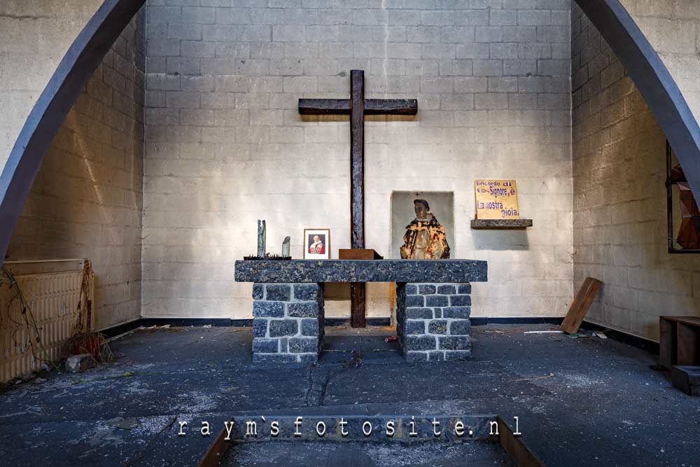 Eyes burned Church. Het altaar in deze kerk.
