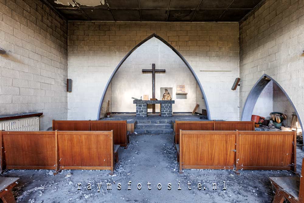 Urbex in België. Een leuk klein charmant kerkje.