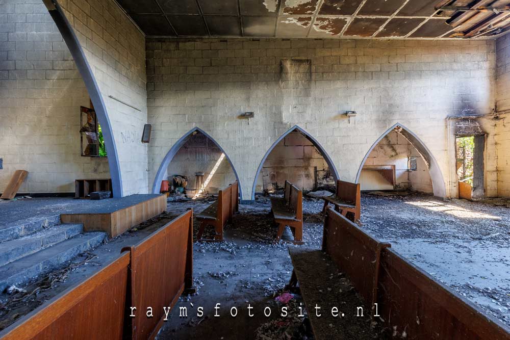 Er waren nog steeds veel duiven in de kerk. en ontzettend veel duivenpoep op de grond.