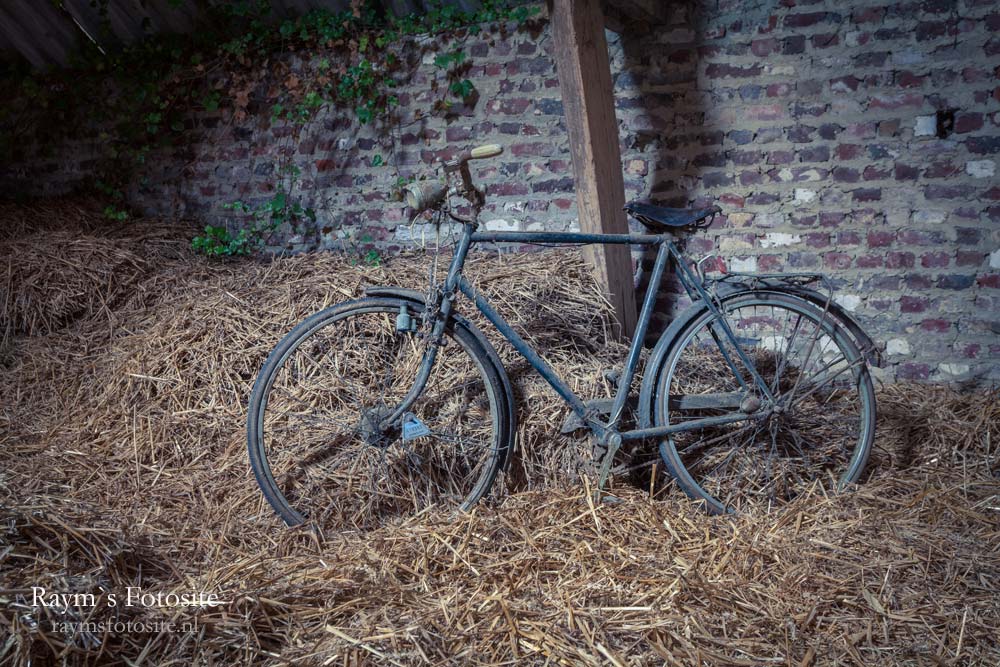Op zolder bij Farm Tapioca staat deze oude fiets.