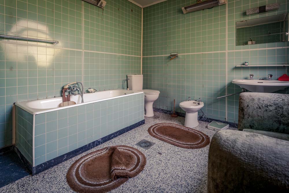 Zo`n typische 70-er jaren badkamer. Vaak met groene of blauwe tegeltjes.