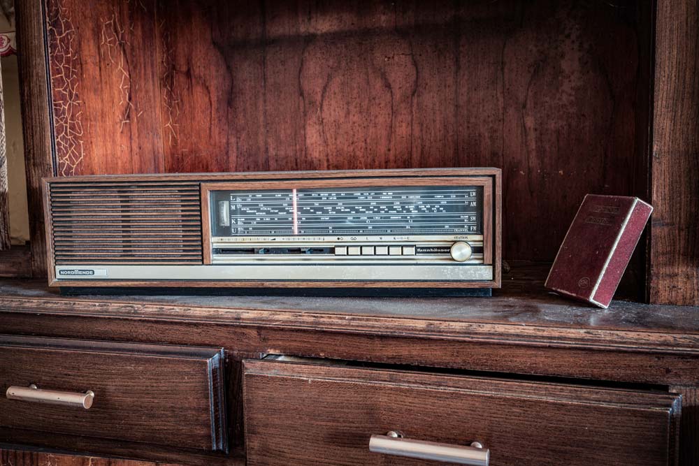 Geweldig toch al die oude radio`s die je op verlaten locaties tegenkomt.