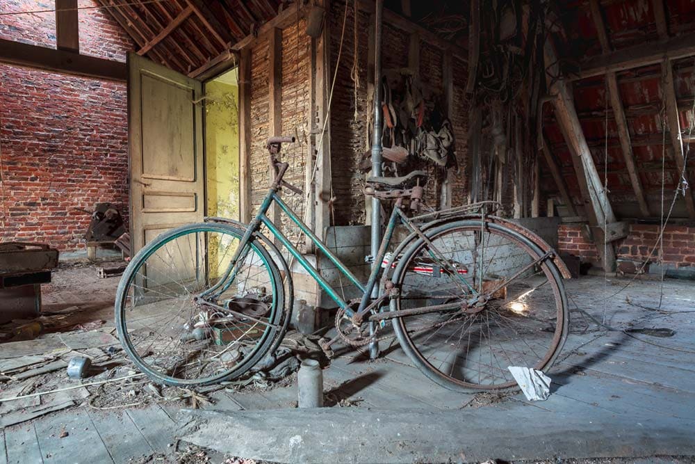 Boven op zolder staan er bij al die verlaten boerderijen nog wel wat spulletjes. Zoals hier een oude fiets.