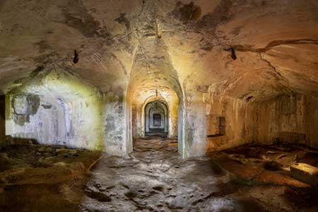 Fort E. Een verlaten fort uit de 2e wereldoorlog.
