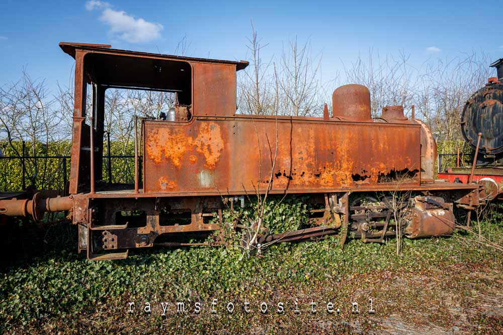 Deze oude locomotief is pas flink vervallen.