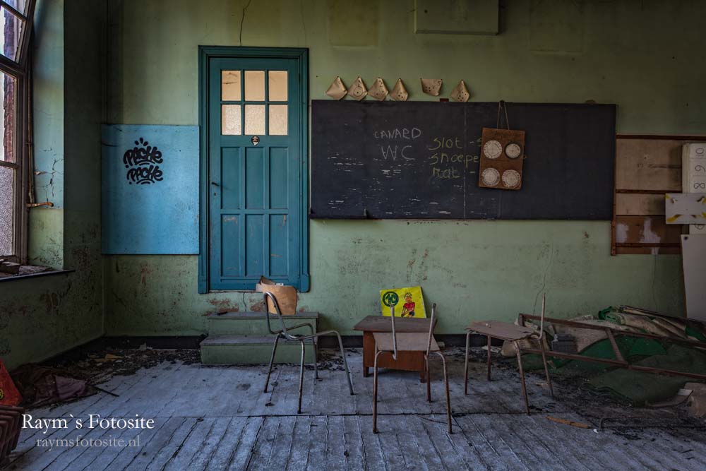 Green School. Urbex in België. Wat een leuk klaslokaal in deze verlaten school.