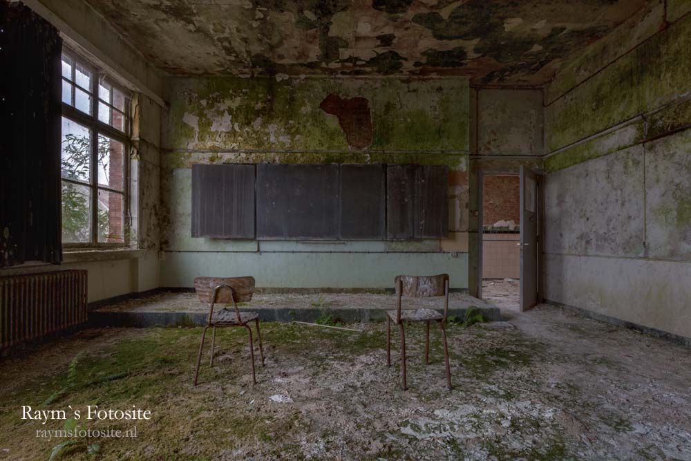 urbexlocatie Green School. Een klaslokaal met heel veel decay en verval.