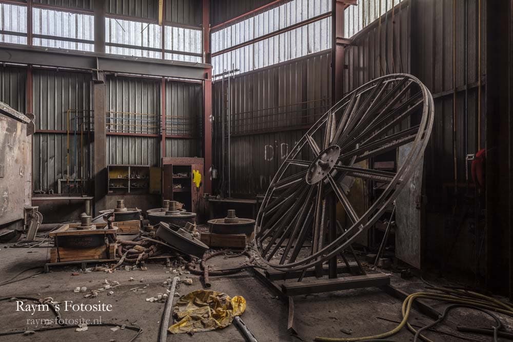Heavy Metall, een verlaten staalfabriek in België. Deze urbex locatie is geweldig.