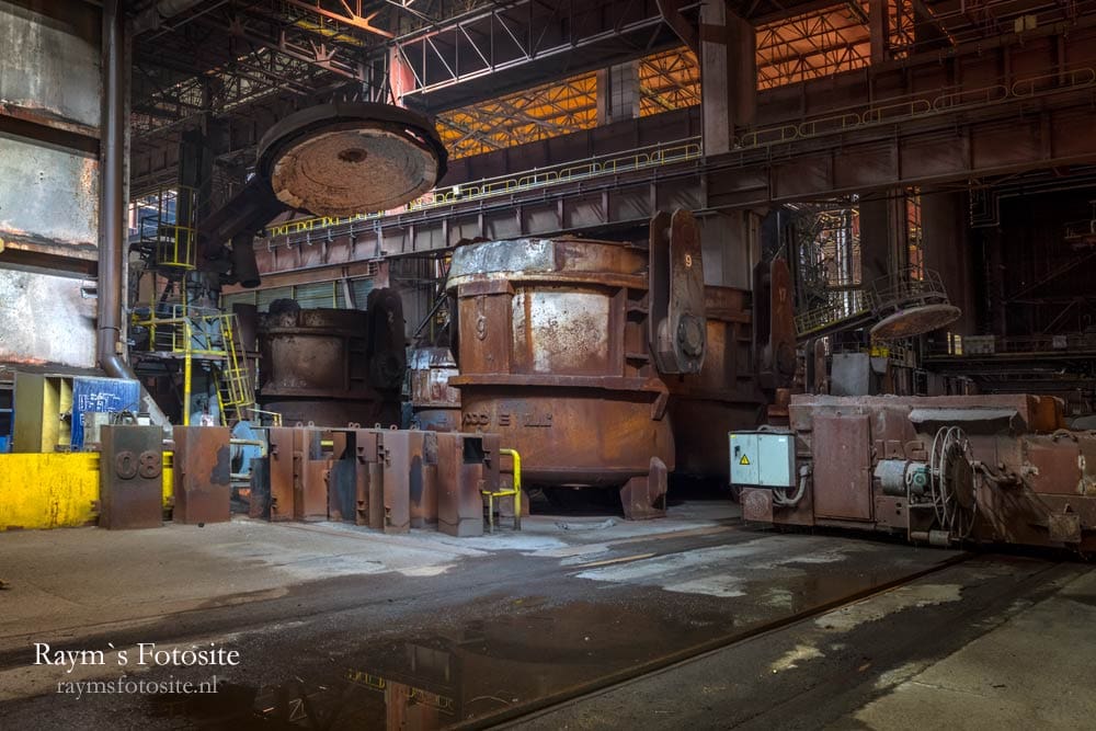 Heavy Metal, een verlaten staalfabriek in België. vaten voor het vloeibare staal.