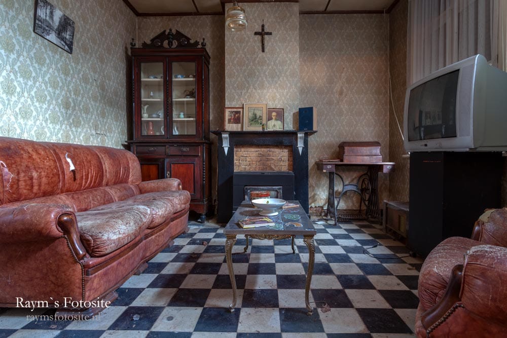 Een verlaten huisje in België met behoorlijk kleine kamertjes.