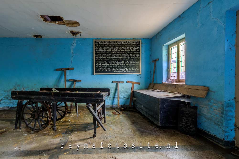 Joods dodenhuisje. Ook wel een mortuarium, funerarium of vroeger een lijkenhuis of baarhuis genaamd.