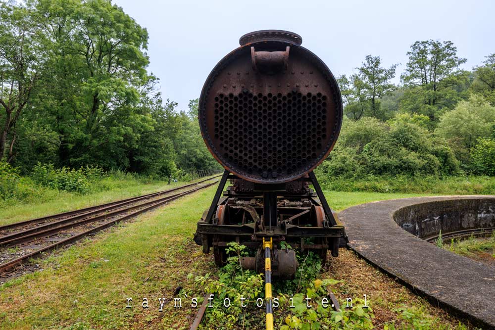 Oude verlaten treinen in België.